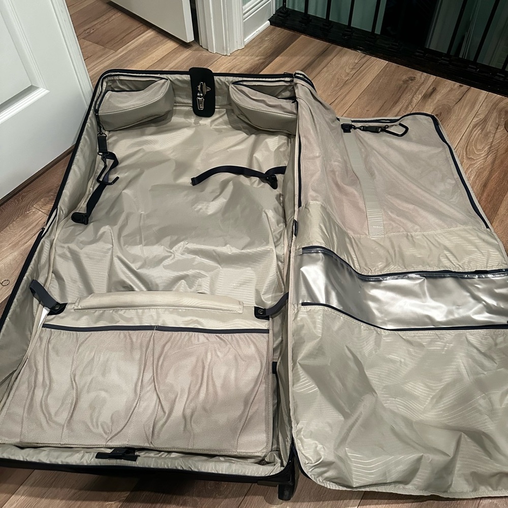 Samsonite 2 wheeled rolling check-in garment bag - Picture 4 of 5